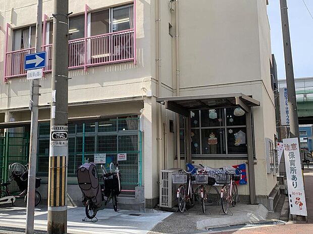 【東中本保育所】
徒歩7分。2011年4月に開設された、定員90名の保育所です。食事・あそび・教育・健康管理など、さまざまな保育メニューが用意されています。