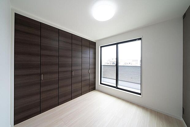 【本分譲地に建築可能な建物プラン例】
バルコニーサイドで開放的な一室。壁一面に収納スペースを設け、住空間を広々とお使いいただけます。《分譲地外:建物面積89.10m2、建物価格1662万円》