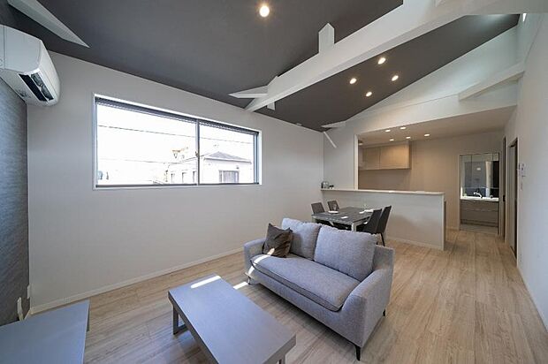 【本分譲地に建築可能な建物プラン例】
キッチン背面に洗面室とWICを配置した家事動線スムーズなプランです。《分譲地外:建物面積106.91m2、建物価格1920万円》