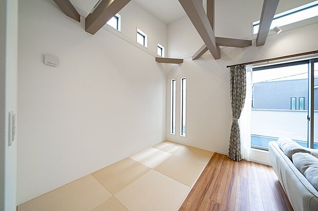 【本分譲地に建築可能な建物プラン例】
子どもたちの遊び場やくつろぎ空間にもなるタタミコーナー。ナチュラルなカラーリングで優しい雰囲気です。《分譲地外:建物面積90.72m2、建物価格1672万円》