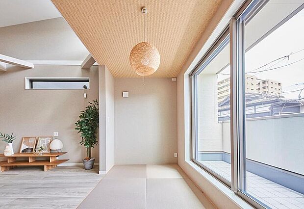 【本分譲地に建築可能な建物プラン例】
くすみカラーの琉球風畳に、木を編んだようなデザインの天井を組み合わせ、和のエッセンスを盛り込みました。《分譲地外:建物面積93.95m2、建物価格1691万円》