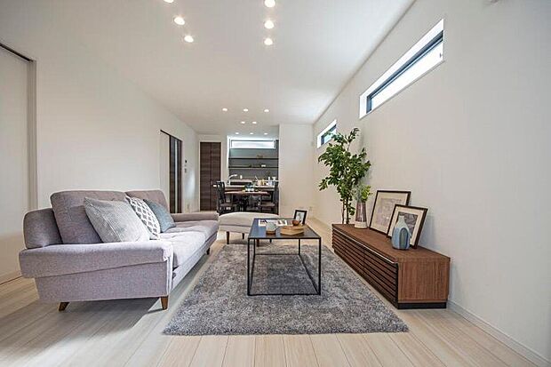 【本分譲地に建築可能な建物プラン例】奥行があり、空間を広く感じられます。スリット窓から光が射し、ダウンライトがLDKをスタイリッシュに演出。《分譲地外:建物面積101.25m2、建物価格1818万円》