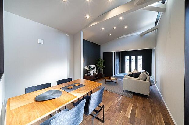 【本分譲地に建築可能な建物プラン例】
落ち着いたカラーリングでシックにまとまったリビングは、天井に勾配をつけてあり、開放感が生まれます。《分譲地外:建物面積104.89m2、建物価格1884万円》