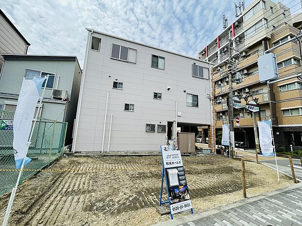 【現地写真】
大阪メトロ中央線・今里筋線「緑橋」駅まで徒歩7分。開放感溢れる角地に、ご家族の理想の住まいを実現できます。保育園、小学校、買い物施設、公園が徒歩3分圏内と子育て世帯にもおすすめの住環境◎