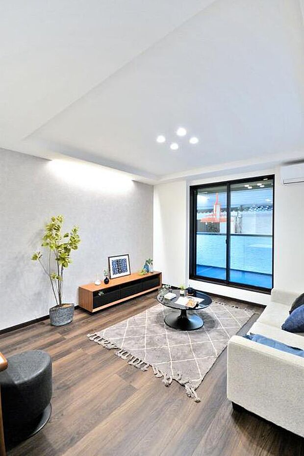 【本分譲地に建築可能な建物プラン例】
折上げ天井・間接照明のあるリビング空間。奥行きが感じられ、リラックスできる安らぎ空間を演出しています。《分譲地外:建物面積101.25m2、建物価格2116万円》