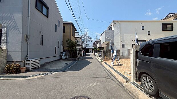 【前面道路含む現地写真】
南側の前面道路は、幅員約4.0mです。道路はきれいに舗装されており、自転車やベビーカーでもスムーズに走行できそうです。