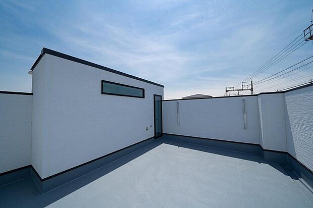 【本分譲地に建築可能な建物プラン例】
広い空を望むルーフバルコニー。周囲からの視線が気になりにくいので、ゲストを招いてBBQも楽しめます。《分譲地外:建物面積93.47m2、建物価格1985万円》