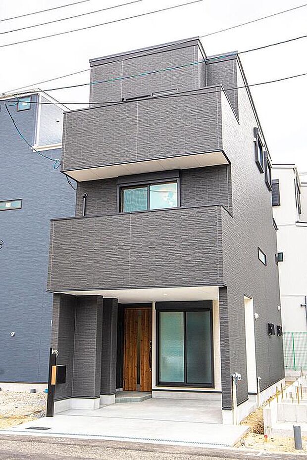 【本分譲地に建築可能な建物プラン例】
ダークグレーの外壁が重厚感のある佇まい。軒天にホワイトを使用することで、外壁のカラーを際立たせています。《分譲地外:建物面積95.78m2、建物価格2018万円》