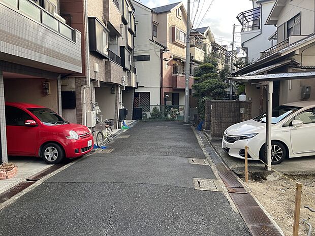 【前面道路含む現地写真】
東側幅員約4.0mの前面道路は綺麗に整備されたアスファルト舗装。交通量が少なく静かな環境で、見通しも良いため小さなお子様の歩行も安心です。
