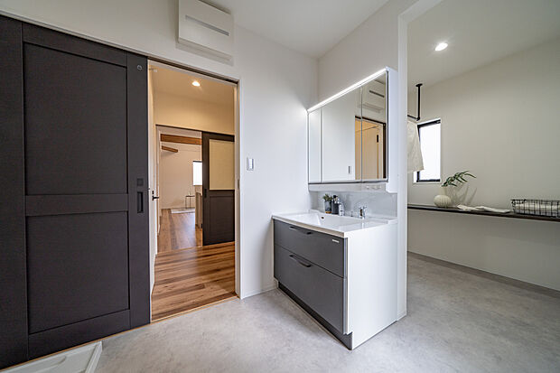 【【4号地・サニタリー】】洗面化粧台は、洗髪や洗面に便利なシャワー水栓が備わっています。鏡は、三面鏡タイプ。鏡裏と洗面台下部に収納があり、化粧品や洗面用品などを保管できます。