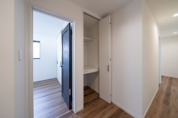 【【4号地・1Fホール収納】】玄関のそばに、奥行きのある収納スペースがあります。季節物の家電、防災備蓄品、キャリーバッグなど、多目的に収納することが可能です。