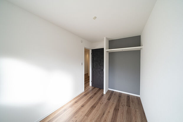 【【4号地・南東側洋室(約4.5帖)】】壁の一面にシックなカラーのアクセントクロスを採用。お洒落な雰囲気もあり、お子様が成長しても違和感なく使用できそうです。