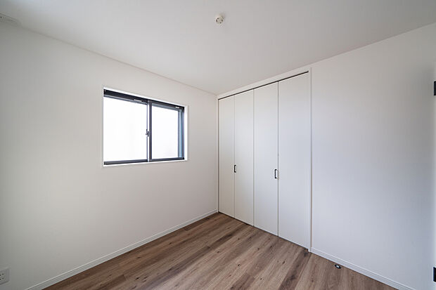 【【4号地・北側洋室(約4.5帖)】】北・東の2面採光を確保。東向きの窓から、爽やかな朝日が降り注ぎます。玄関のそばにある、帰宅動線に優れたお部屋です。