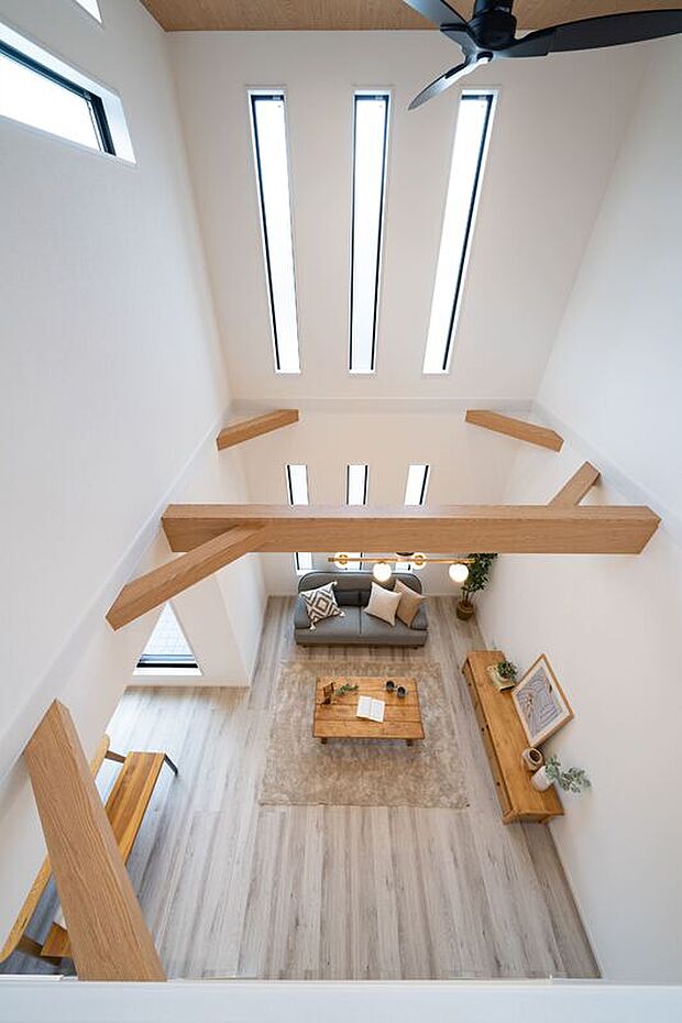 【【本分譲地に建築可能な建物プラン例】】吹抜けを採用した開放感溢れるLDK。高窓からたっぷりと自然光が差し込み、明るく心地よい空間を演出します。《分譲地外:建物面積103.67m2、建物価格1862万円》