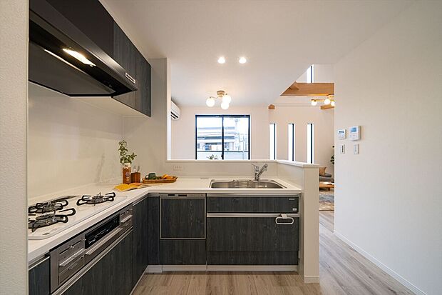 【【本分譲地に建築可能な建物プラン例】】作業動線がコンパクトで、家事が捗るL字型キッチンを採用。腰壁部分は、調理家電を使う際に便利なコンセント付き◎《分譲地外:建物面積103.67m2、建物価格1862万円》