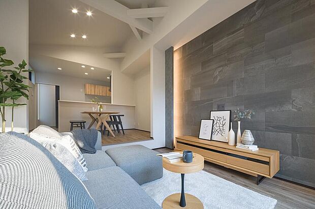 【【LDK/約19.0帖】】2階LDKは約19.0帖。TVボードやソファ、ダイニングセットなどを配置できるゆとりある広さ。キッチンは対面式で、お料理中でもご家族とのコミュニケーションが弾みます。