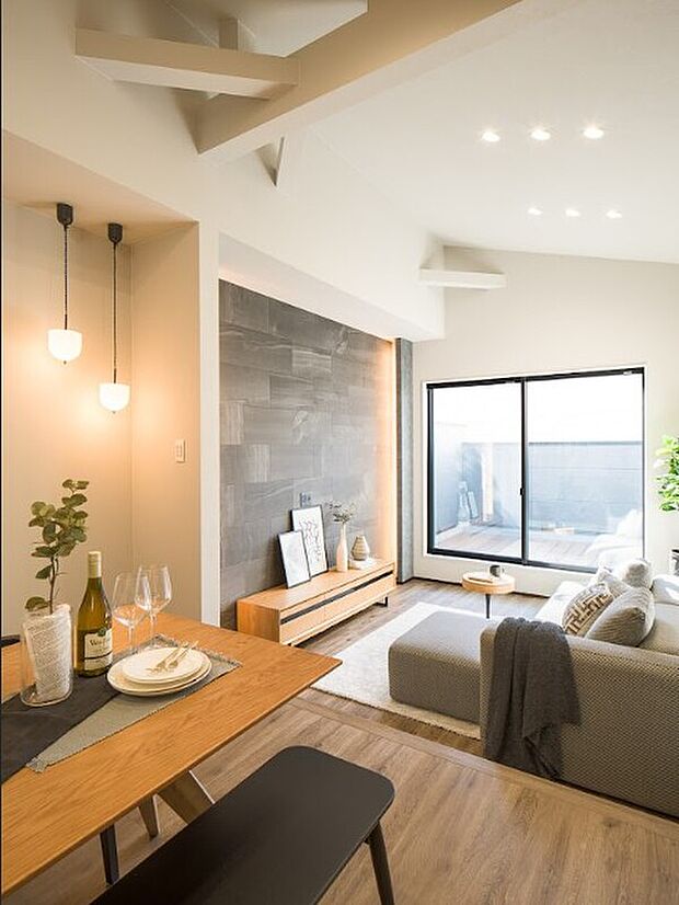 【【LDK/約19.0帖】】ダウンフロアを採用することで空間に立体感が生まれ、より室内を広々と感じられるよう設計。勾配天井や見せ梁がマッチし、おしゃれなインテリアコーディネートが叶います。