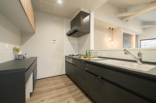 【【キッチン】】ブラックを基調としたスタイリッシュなデザインのキッチンです。豊富な収納スペースが備わり、お料理を楽しむ方にも使いやすい設計です。食器洗乾燥機・浄水器付き◎