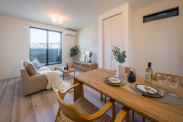 【【LDK】】バルコニーに面した開放感のあるLDK空間。心地よい空間で、ゆったりと家族団らんのひとときをお過ごしいただけます。