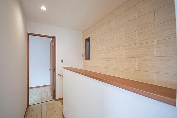 【【本分譲地に建築可能な建物プラン例】】家全体のアクセントクロスは、南欧テイストの石目調で統一しました。落ち着いた雰囲気を演出する、優しい色合いです。《分譲地外:建物面積105.08m2、建物価格1795万円》