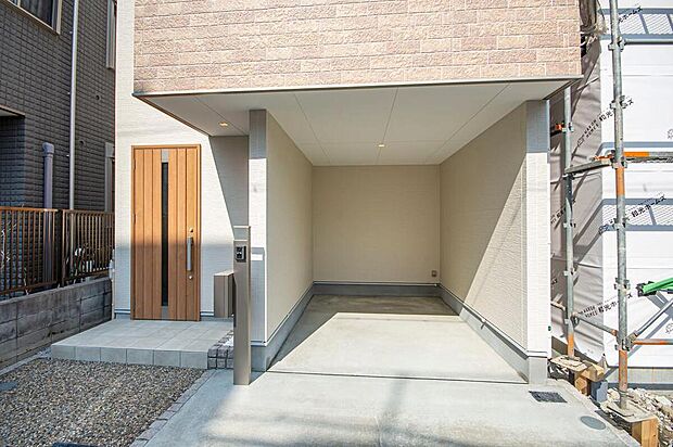 【【本分譲地に建築可能な建物プラン例】】外構にベージュ系の天然砂利や桜色のピンコロ石を用い、優しいカラーの建物外観と統一感を持たせました。《分譲地外:建物面積105.08m2、建物価格1795万円》