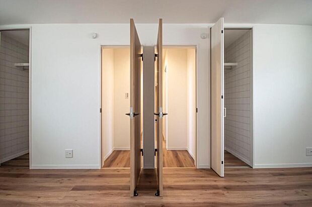 【【本分譲地に建築可能な建物プラン例】】家族のライフスタイルに合わせ、将来的に部屋を分割できる「将来間仕切り仕様」の洋室です。《分譲地外:建物面積103.07m2、建物価格1851万円》