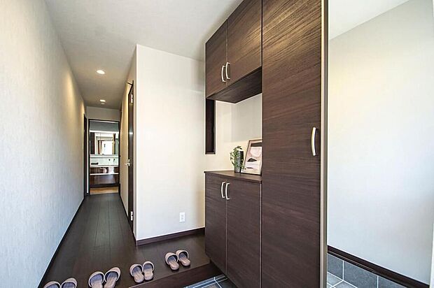 【【本分譲地に建築可能な建物プラン例】】標準サイズより大きなシューズボックスを採用しました。ご家族全員分の靴を収納でき、玄関をすっきりと保てます。《分譲地外:建物面積99.63m2、建物価格1702万円》