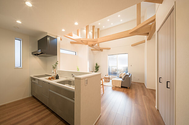 【【LDK/1号地コンセプトハウス】】リビングをすっきりと見渡せる対面式キッチン。ご家族との会話を楽しみながら家事ができます。2階には水回りを集約。家事・生活動線も良好な間取りです◎