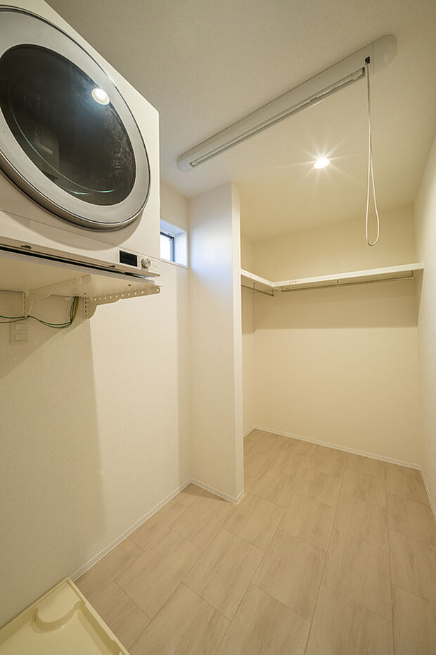 【【サニタリー/1号地コンセプトハウス】】サニタリーには室内物干しとWICが備えらており、乾いた洗濯物をそのまま収納できるスムーズな動線が叶います。入浴後なども、その場で着替えを取り出すことが可能です◎
