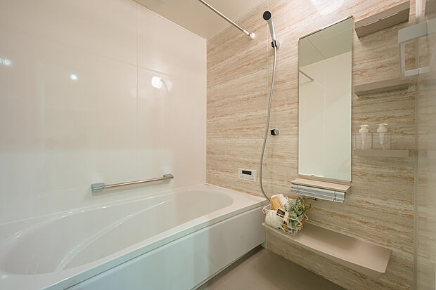 【【浴室/1号地コンセプトハウス】】浴室乾燥機付きで、天候や時間に関わらず洗濯物を気持ちよく乾かすことができます。浴槽側には手摺りを設置しており、滑りやすい浴槽への出入りをサポートします。