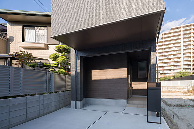 【【駐車場/1号地コンセプトハウス】】1台分のカースペース(車種による)付き。保育園、小中学校まで徒歩2分!買物施設や病院、公園なども近隣に揃い、のびのびと子育てができます。