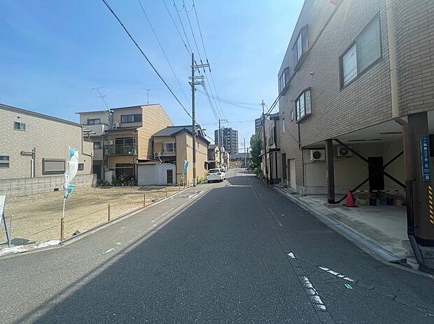 【【前面道路含む現地写真】】買い物施設や医療機関が徒歩5分圏内に点在しており、小さなお子様からシニア世代まで、幅広い年代が快適に過ごせます。公園も徒歩5分圏内に複数ございます。