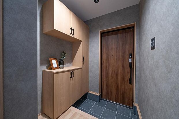 【【本分譲地に建築可能な建物プラン例】】重厚感のある大判タイルはダークカラーを採用することで汚れも目立ちにくく◎ブラックの金物をアクセントにしました。《分譲地外:建物面積95.28m2、建物価格1628万円》