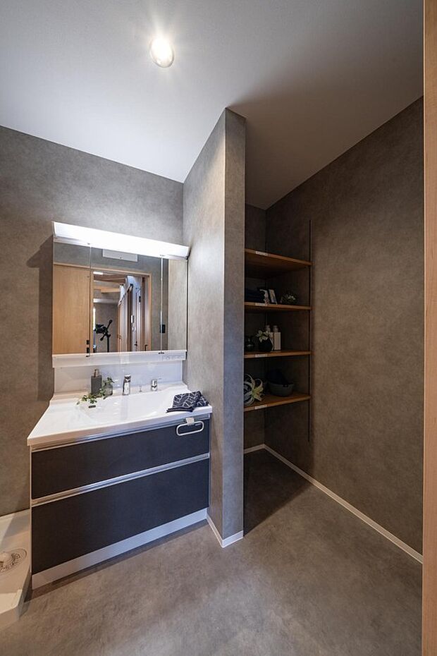 【【本分譲地に建築可能な建物プラン例】】トーンを抑えた高級感のある洗面室はまるでホテルのような装い。タオルや洗面用品を仕舞える棚を造作しました。《分譲地外:建物面積95.28m2、建物価格1628万円》