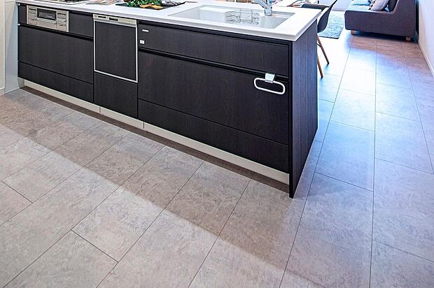 【【本分譲地に建築可能な建物プラン例】】ナチュラルクレイ調のフロア柄を採用し、洗練されたモノトーンが都会的な雰囲気を演出します。《分譲地外:建物面積104.49m2、建物価格1785万円》