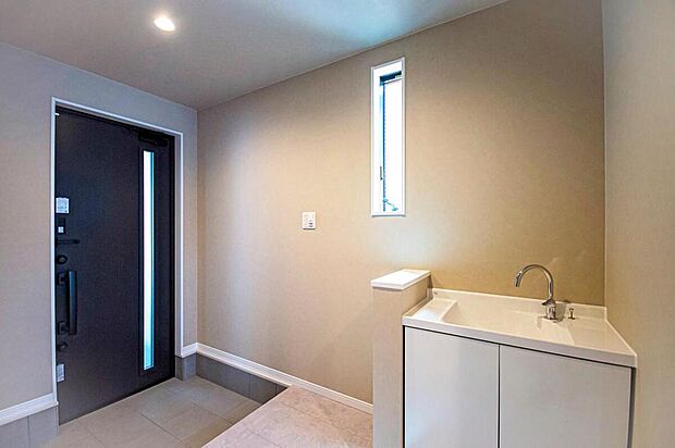 【【本分譲地に建築可能な建物プラン例】】玄関からあがってすぐの場所にある手洗いスペース。帰宅後の手洗いを習慣にすることができそうです。《分譲地外:建物面積104.49m2、建物価格1785万円》