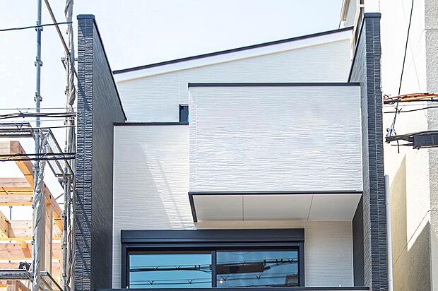 【【本分譲地に建築可能な建物プラン例】】3階バルコニーのラインを通りの方向から一部下げ、2階バルコニーへの採光性を高めつつ、外観のアクセントにも◎《分譲地外:建物面積104.49m2、建物価格1785万円》