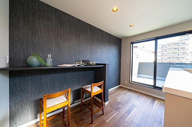 【【本分譲地に建築可能な建物プラン例】】3階ホールにはカウンターを設けています。一人の集中作業に使用するなど、シーンに合わせて自由に使えるのが魅力です。《分譲地外:建物面積104.89m2、建物価格1744万円》