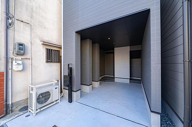 【【本分譲地に建築可能な建物プラン例】】雨に濡れずに玄関の出入りができるインナーガレージは、アウトドア用品などを置いておける仕切りもあり便利です。《分譲地外:建物面積72.72m2、建物価格1552万円》