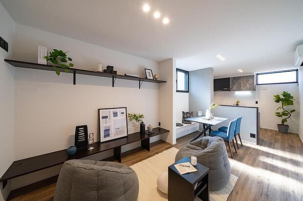 【【本分譲地に建築可能な建物プラン例】】それぞれのスペースが緩やかに仕切られ、一体感を保ちながらも、程よい距離感でくつろげる心地よい空間です。《分譲地外:建物面積85.23m2》