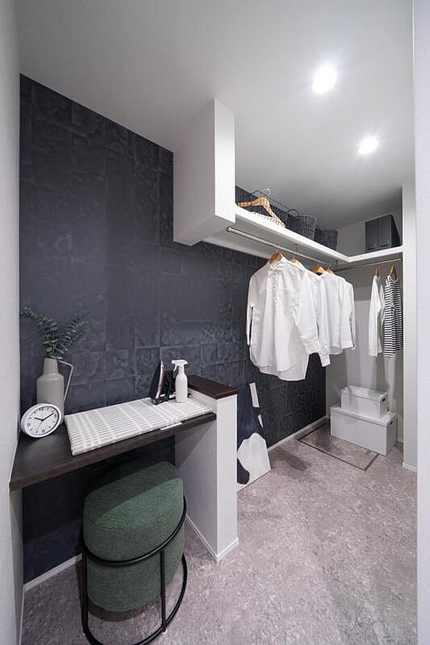 【【本分譲地に建築可能な建物プラン例】】洗面室の奥に広々としたランドリースペースを設けました。カウンター付きでアイロンがけや衣類の仮置きに便利です。《分譲地外:建物面積85.23m2》