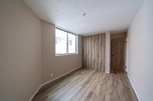 【【本分譲地に建築可能な建物プラン例】】柔らかなカラーのアクセントクロス×木目のフローリングと建具が、温かみのある空間を演出しています。《分譲地外:建物面積105.69m2、建物価格1758万円》