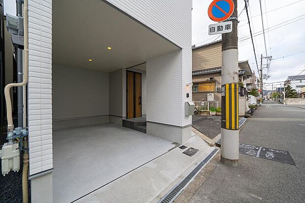 【【本分譲地に建築可能な建物プラン例】】奥行きを十分に確保したガレージ。屋根があり風雨から大切な車を守ります。自転車やベビーカーを置くスペースとしても◎《分譲地外:建物面積105.69m2、建物価格1758万円》