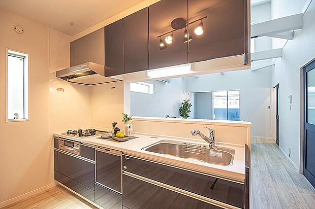 【【本分譲地に建築可能な建物プラン例】】食洗機や3口コンロなど、機能的な設備を備えたキッチン。上部吊戸棚には、調理器具などをたっぷりと収納できます。《分譲地外:建物面積101.64m2、建物価格1736万円》