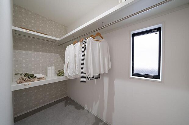 【【本分譲地に建築可能な建物プラン例】】ご家族の衣類をまとめて収納できるファミリークローゼット。衣装ケースやチェストも置けるゆとりがあります。《分譲地外:建物面積96.39m2、建物価格1646万円》