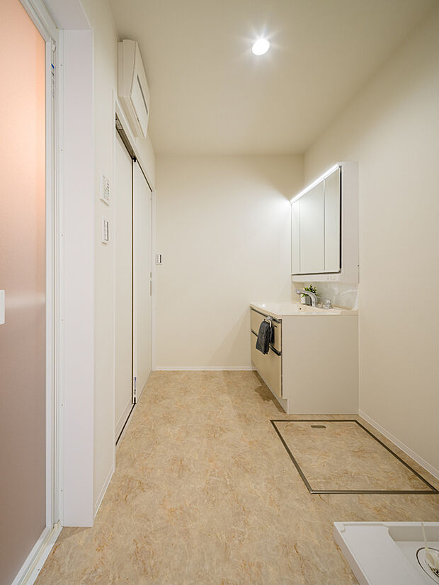 【【2号地・洗面所】】洗面所からインナーテラスへと出入りが可能。洗濯動線がスムーズで家事を効率よく行える間取りです。洗面化粧台は身支度の際に便利な三面鏡仕様◎