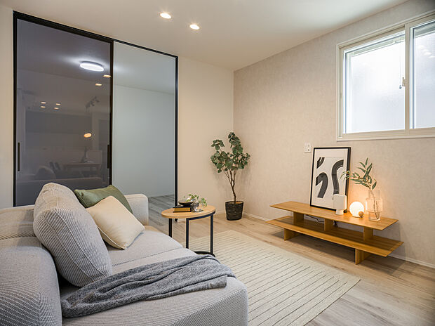 【【2号地・LDK】】ご家族とのコミュニケーションが取りやすい対面式キッチンを採用。寛ぎスペースのリビングと、食事スペースのダイニングを区分けして家具を配置しやすい奥行きのあるレイアウトです。