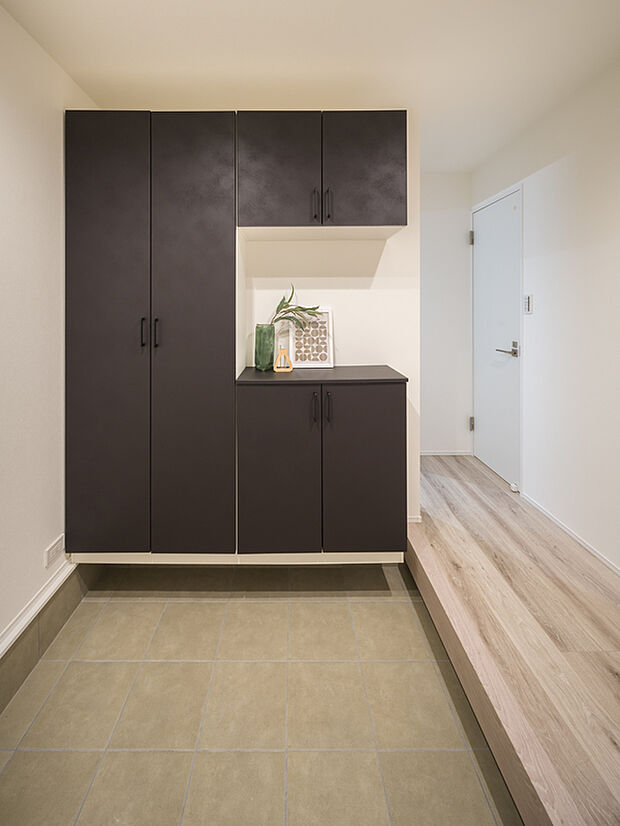 【【2号地・シューズボックス】】天井高のシューズボックスが備わっています。ご家族分の履き物をすっきり収納できます。フロートタイプのため、お掃除もスムーズです。