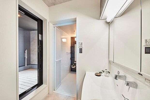 【【本分譲地に建築可能な建物プラン例】】バルコニーへ直接出入りできる洗面室は、家事負担を軽減する嬉しい設計。ホワイトでまとめた清潔感のある空間です。《分譲地外:建物面積102.86m2、建物価格1847万円》