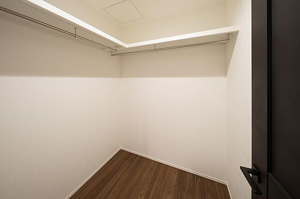 【【WIC】】約6.1帖の洋室と、3階廊下部分に2ヶ所設置しているWIC。棚板とハンガーパイプがあり、衣類は掛けて、小物は棚の上に収納できます。衣類ケースやスーツケースなど大きな物もしまいやすい広さです。